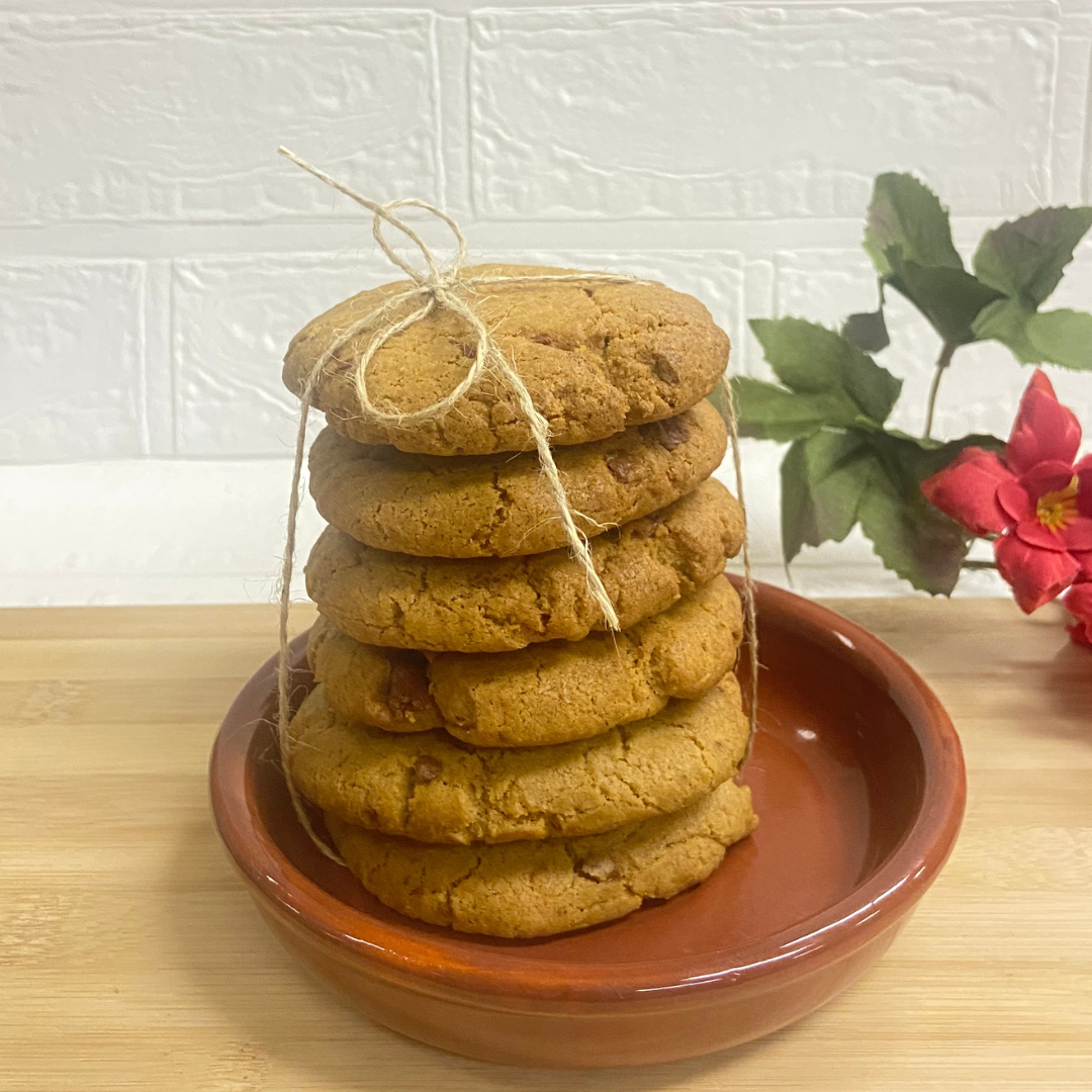Biscoitinhos rosados recheados em bandeja artesanal