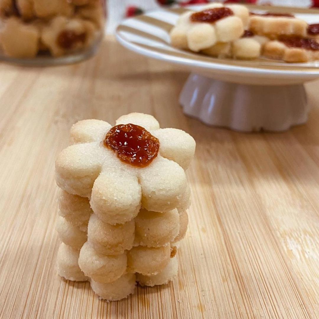Biscoito em formato de flor com geleia central